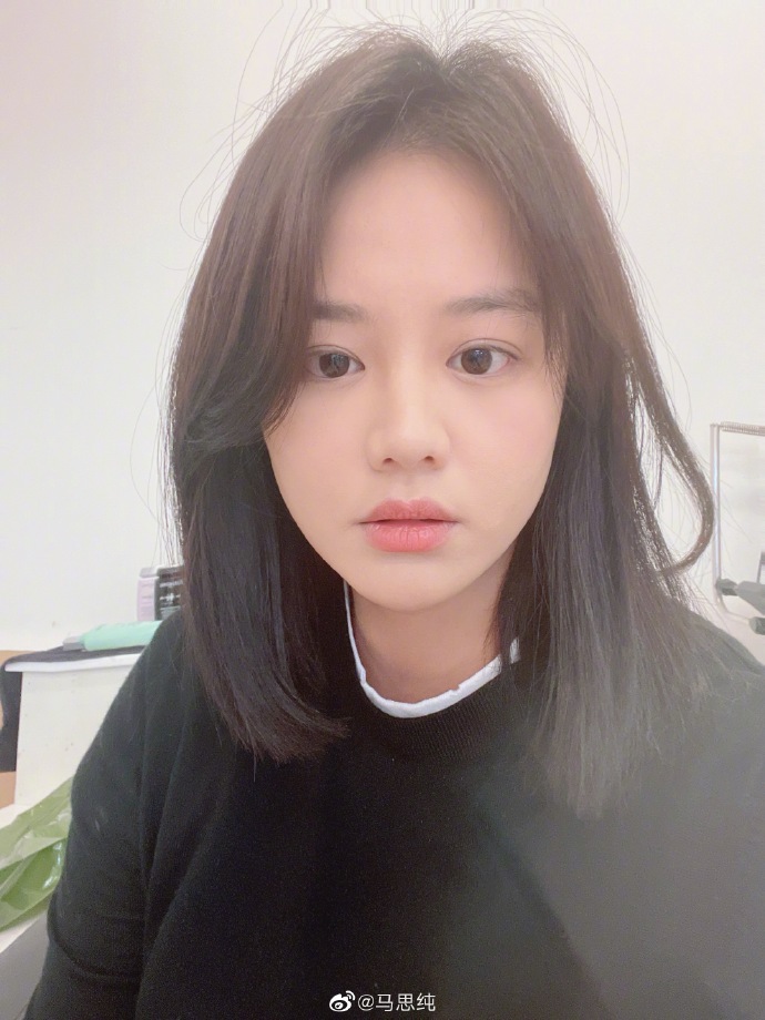 组图：马思纯久违上线营业晒自拍笑称分享一点快乐第2张图片