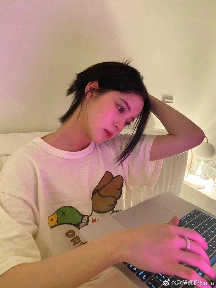 组图：欧阳娜娜分享六宫格自拍穿白T撩长发慵懒随性第4张图片