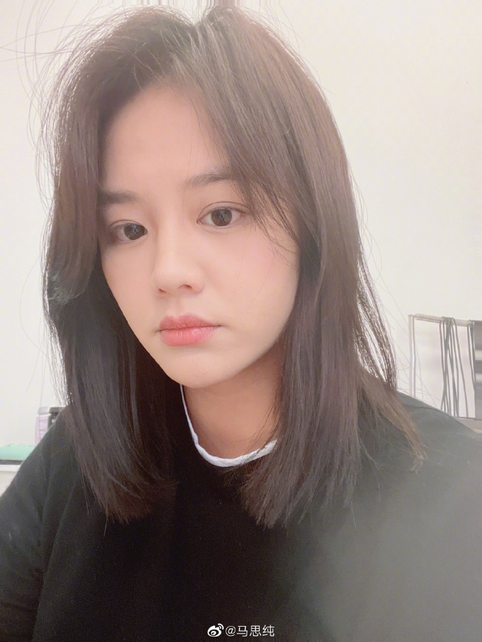 组图：马思纯久违上线营业晒自拍笑称分享一点快乐第3张图片