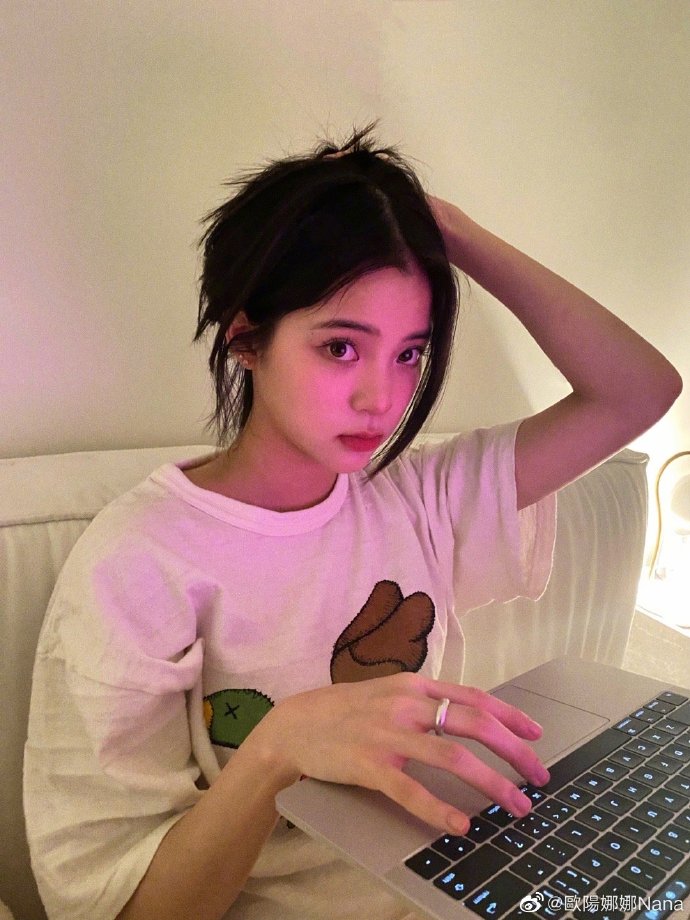 组图：欧阳娜娜分享六宫格自拍穿白T撩长发慵懒随性