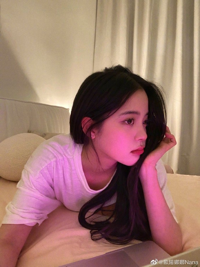 组图：欧阳娜娜分享六宫格自拍穿白T撩长发慵懒随性第1张图片