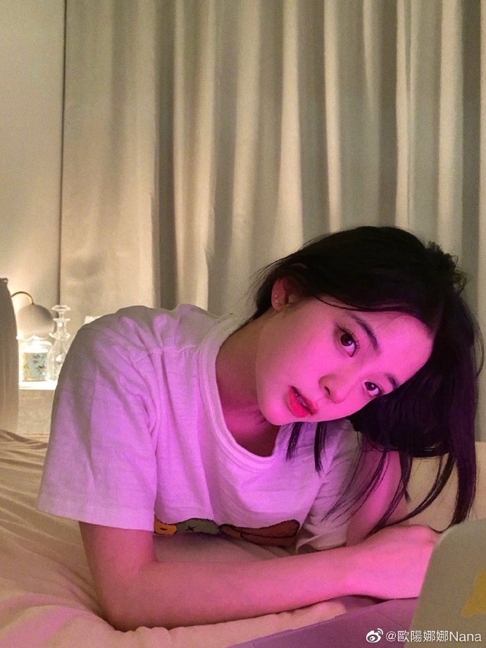 组图：欧阳娜娜分享六宫格自拍穿白T撩长发慵懒随性第5张图片