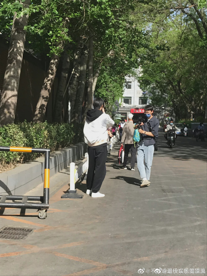 组图：周柯宇回母校被偶遇与学妹合影提醒大家戴好口罩第2张图片