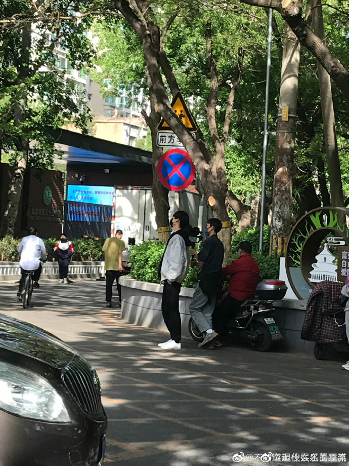 组图：周柯宇回母校被偶遇与学妹合影提醒大家戴好口罩第4张图片