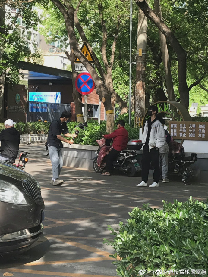 组图：周柯宇回母校被偶遇与学妹合影提醒大家戴好口罩第1张图片