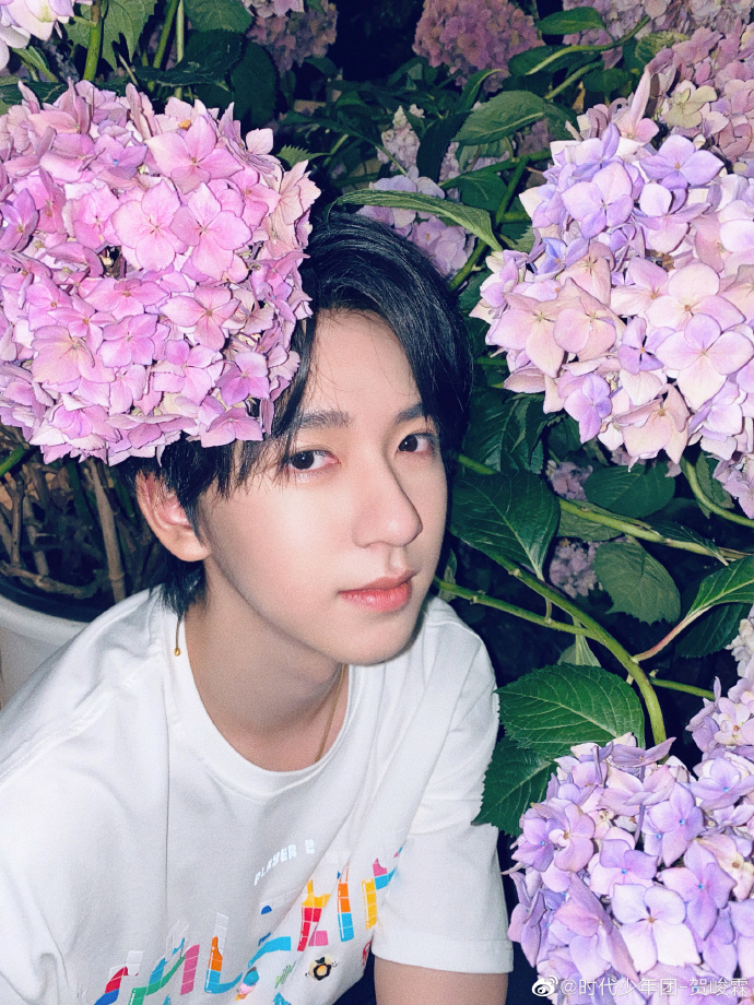 组图:贺峻霖高考结束后首晒自拍 花丛中展现精致侧颜