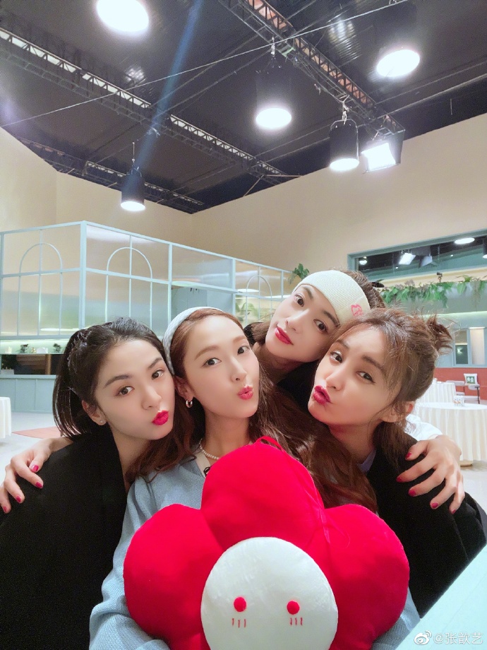 组图:张歆艺晒《okay》组排练花絮照 姐姐们得小红花开心合影