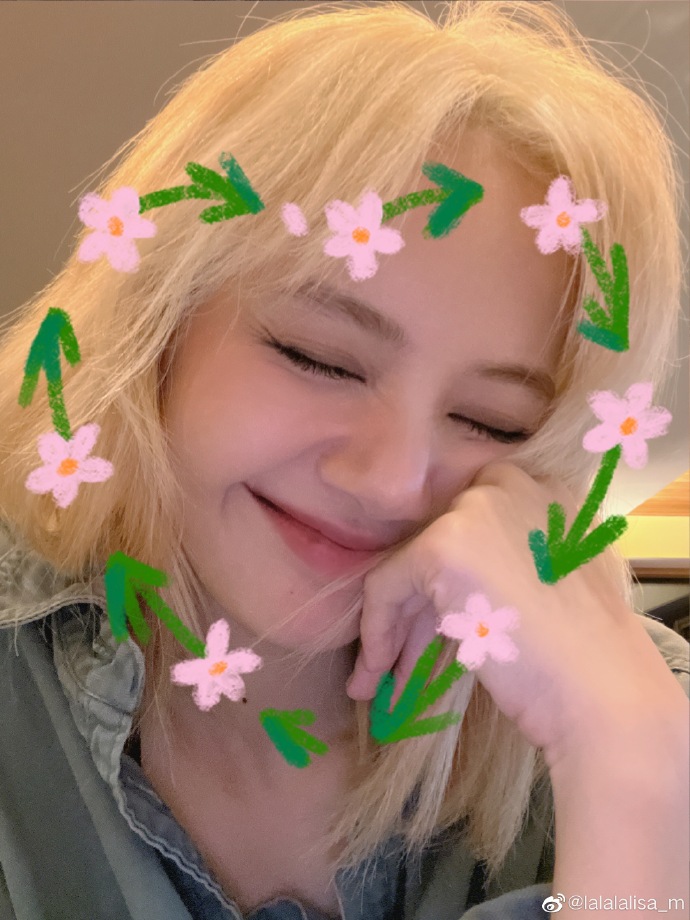 組圖：Lisa微博曬照慶祝BLACKPINK出道六週年 感謝中國粉絲