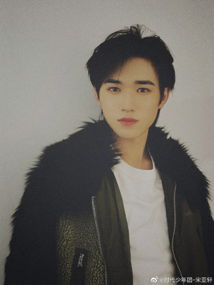 组图:宋亚轩穿毛领外套晒九宫格随拍 满满冬季氛围感_高清图集_新浪网