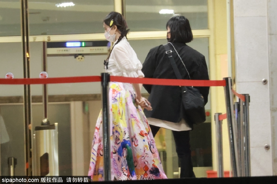 组图：李一桐梳麻花辫身着花色长裙现身录制“五四”晚会第2张图片