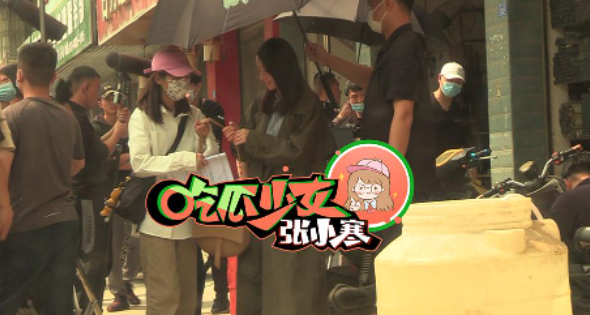 组图：迪丽热巴现身街头拍戏风衣造型路透干练清爽第4张图片