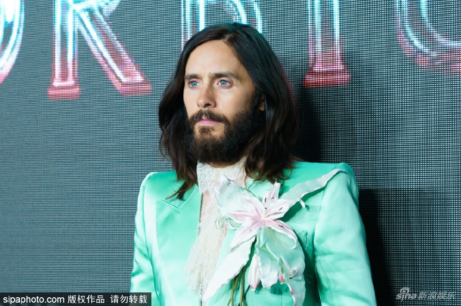 组图：50岁“莱托少爷”穿薄荷绿缎面西装为新片造势第2张图片