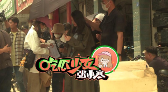 组图：迪丽热巴现身街头拍戏风衣造型路透干练清爽第5张图片