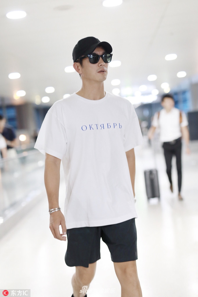 组图:杜江独自现身机场狂刷手机 见镜头插兜凹造型耍帅不停_高清图集