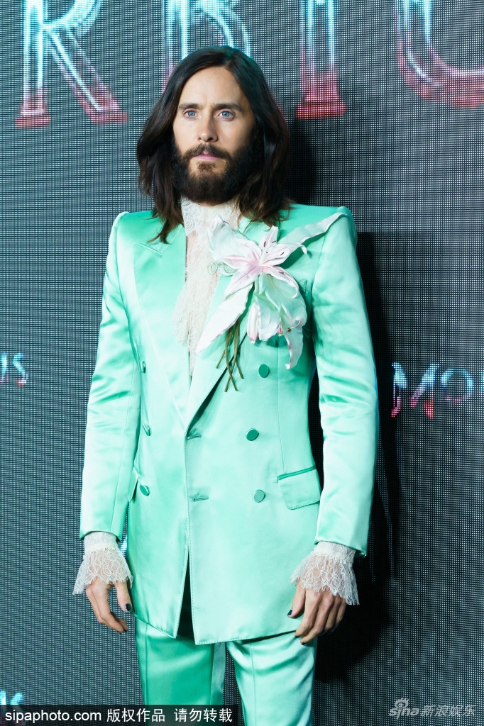 组图：50岁“莱托少爷”穿薄荷绿缎面西装为新片造势第1张图片