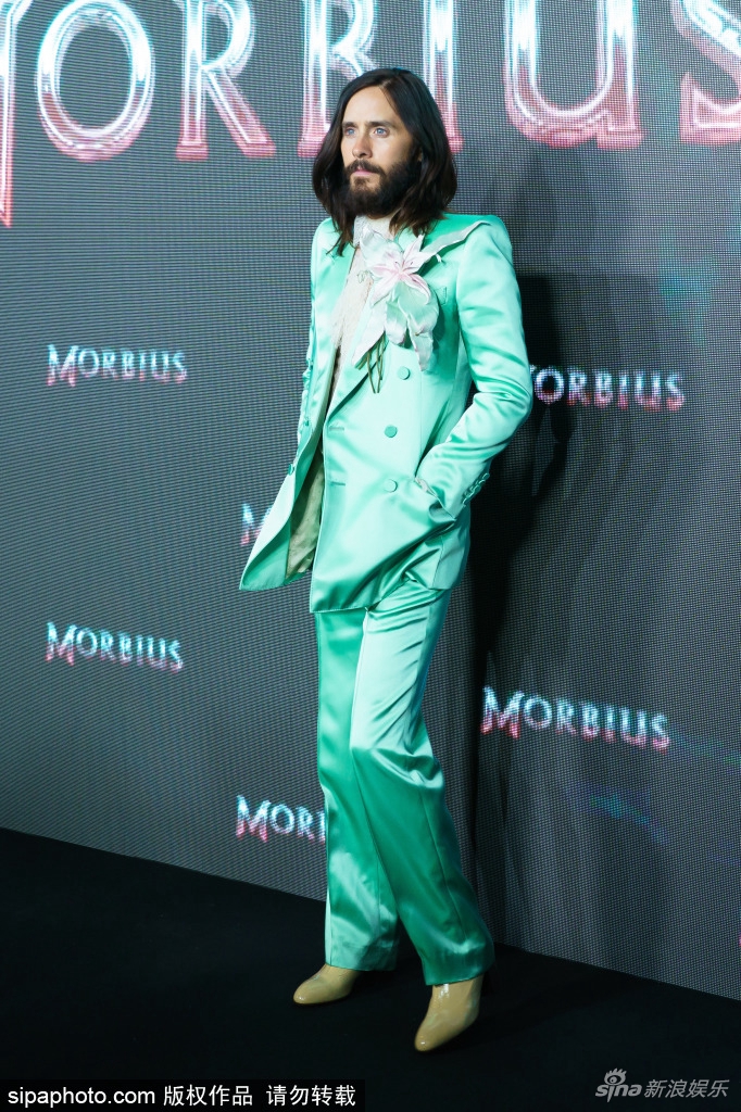 组图：50岁“莱托少爷”穿薄荷绿缎面西装为新片造势第4张图片