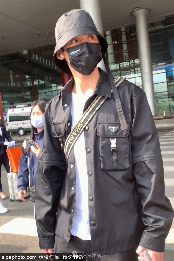 组图：唐九洲全黑Look现身渔夫帽遮挡掩饰帅气高冷第4张图片