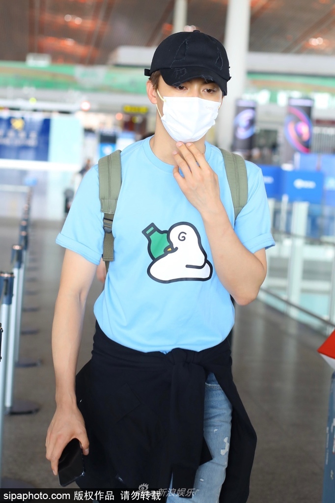 组图：马天宇现身北京机场卡通蓝T恤配牛仔裤满满少年感第3张图片