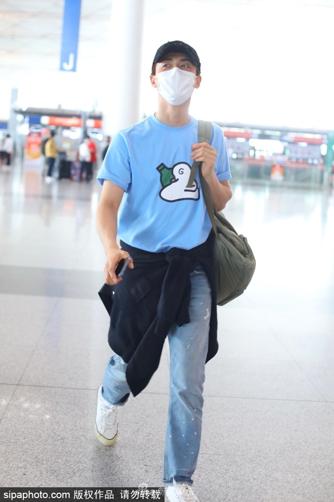 组图：马天宇现身北京机场卡通蓝T恤配牛仔裤满满少年感第1张图片