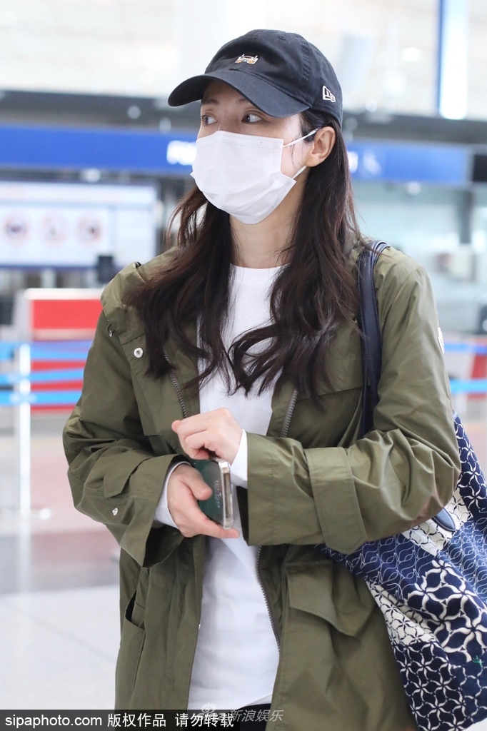 组图：董璇穿军绿色风衣内搭白T现身北京机场清爽随性第2张图片
