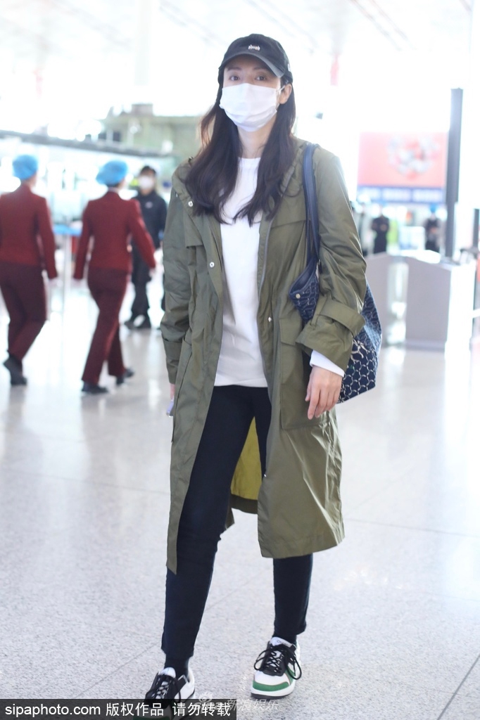 组图：董璇穿军绿色风衣内搭白T现身北京机场清爽随性第4张图片