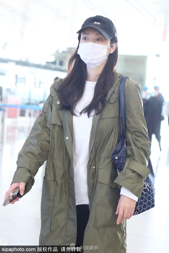 组图：董璇穿军绿色风衣内搭白T现身北京机场清爽随性第1张图片