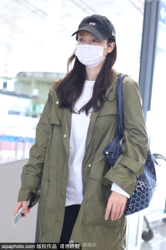 组图：董璇穿军绿色风衣内搭白T现身北京机场清爽随性第3张图片