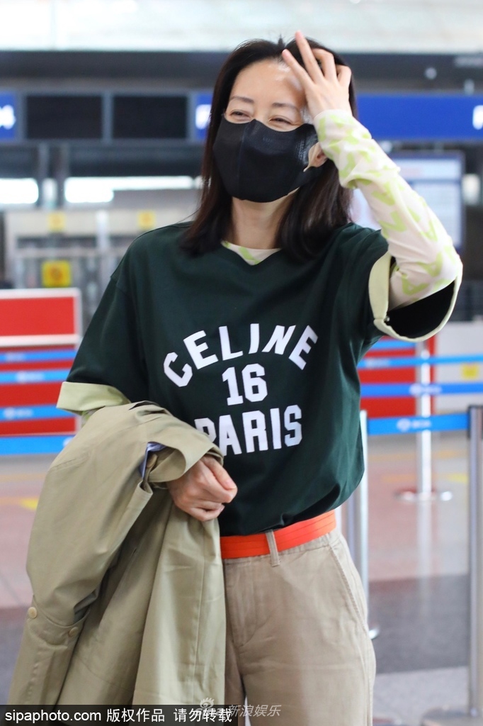 组图：刘敏涛穿绿色T恤现身搭橙色腰带时尚减龄第4张图片