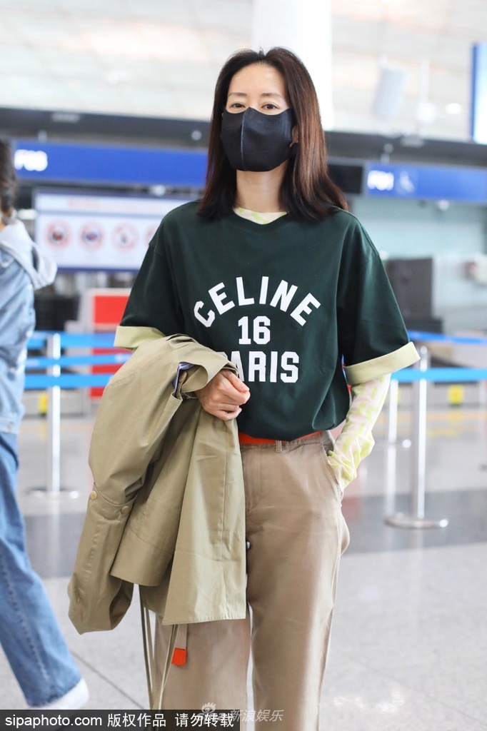 组图：刘敏涛穿绿色T恤现身搭橙色腰带时尚减龄第1张图片