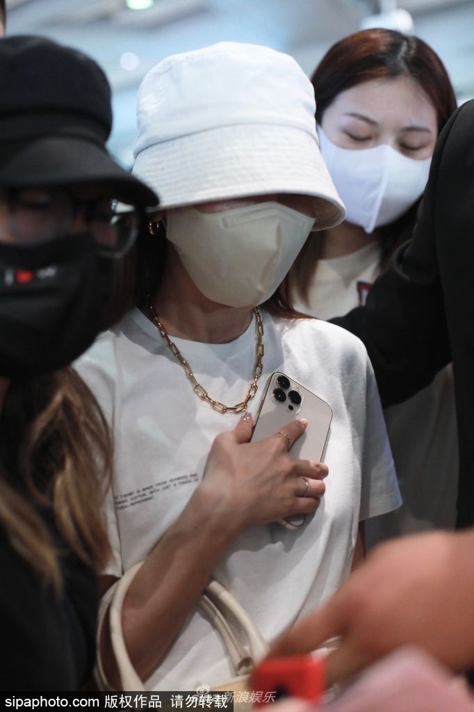 組圖：鄭秀妍戴漁夫帽身穿白色T恤現身 獲粉絲圍觀拍照