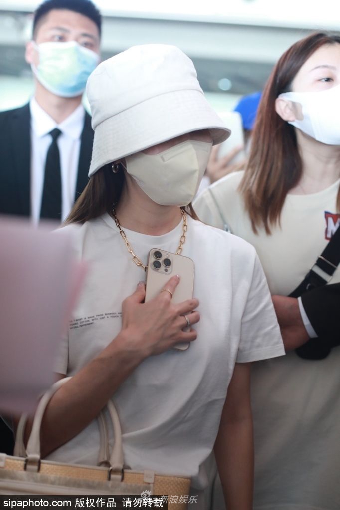 組圖：鄭秀妍戴漁夫帽身穿白色T恤現身 獲粉絲圍觀拍照