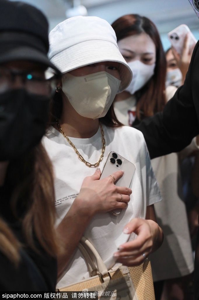 組圖：鄭秀妍戴漁夫帽身穿白色T恤現身 獲粉絲圍觀拍照