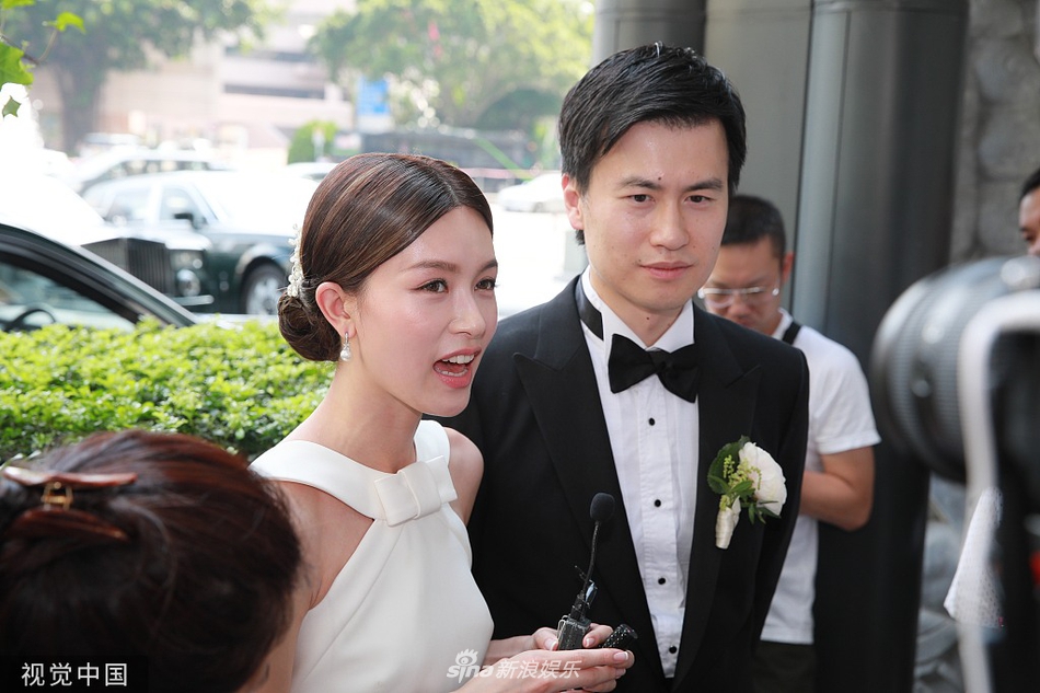 组图:高甜!文咏珊与男友注册结婚 夫妻俩碰鼻亲昵甜蜜恩爱