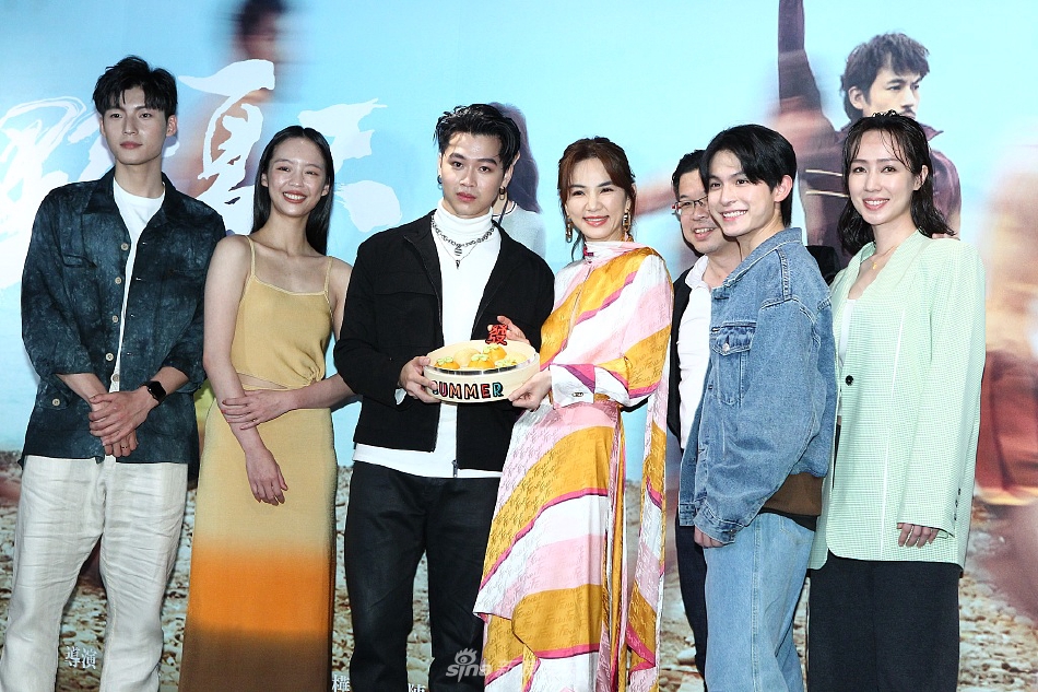 组图：Ella出席新片《野夏天》首映会自曝儿子最喜欢跳舞