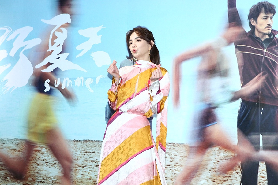 组图：Ella出席新片《野夏天》首映会自曝儿子最喜欢跳舞