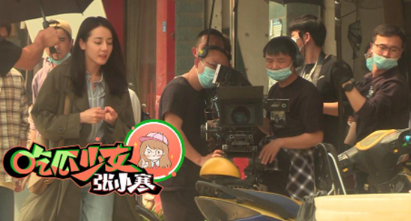 组图：迪丽热巴现身街头拍戏风衣造型路透干练清爽第3张图片