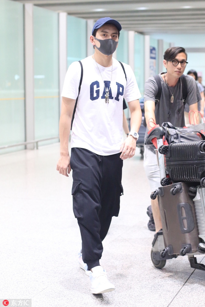 组图:王大陆一身黑白配潮范十足 穿错裤子秒变"五五身材"