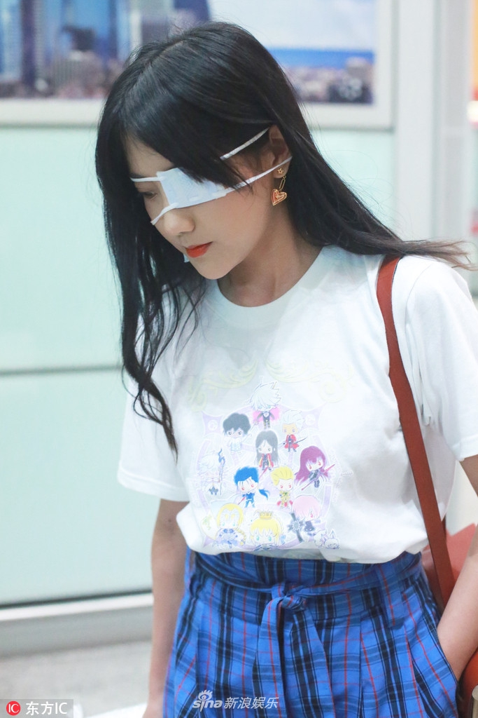 组图:李艺彤一脸疲惫"独眼"现身 变眼罩女孩