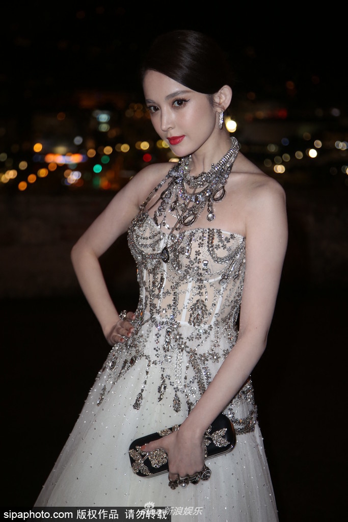 组图古力娜扎参加戛纳电影节晚宴穿奢华复古礼裙优雅撩人