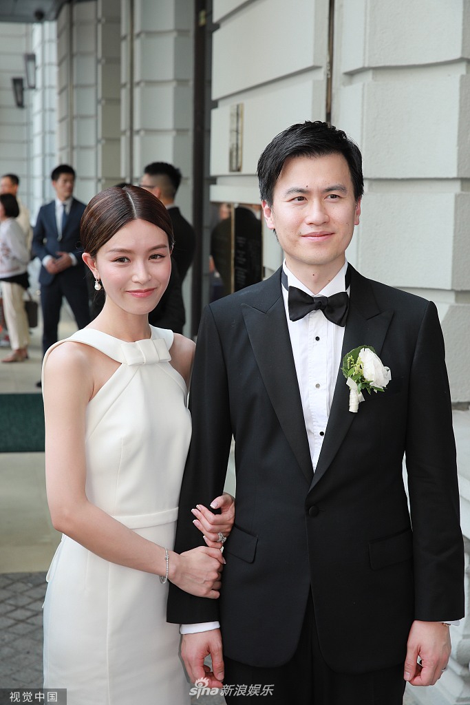 组图:高甜!文咏珊与男友注册结婚 夫妻俩碰鼻亲昵甜蜜恩爱