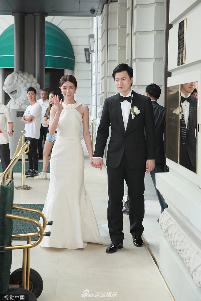 组图:高甜!文咏珊与男友注册结婚 夫妻俩碰鼻亲昵甜蜜恩爱