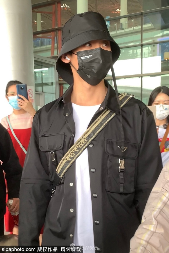 组图：唐九洲全黑Look现身渔夫帽遮挡掩饰帅气高冷第3张图片