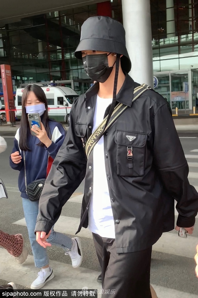 组图：唐九洲全黑Look现身渔夫帽遮挡掩饰帅气高冷第1张图片