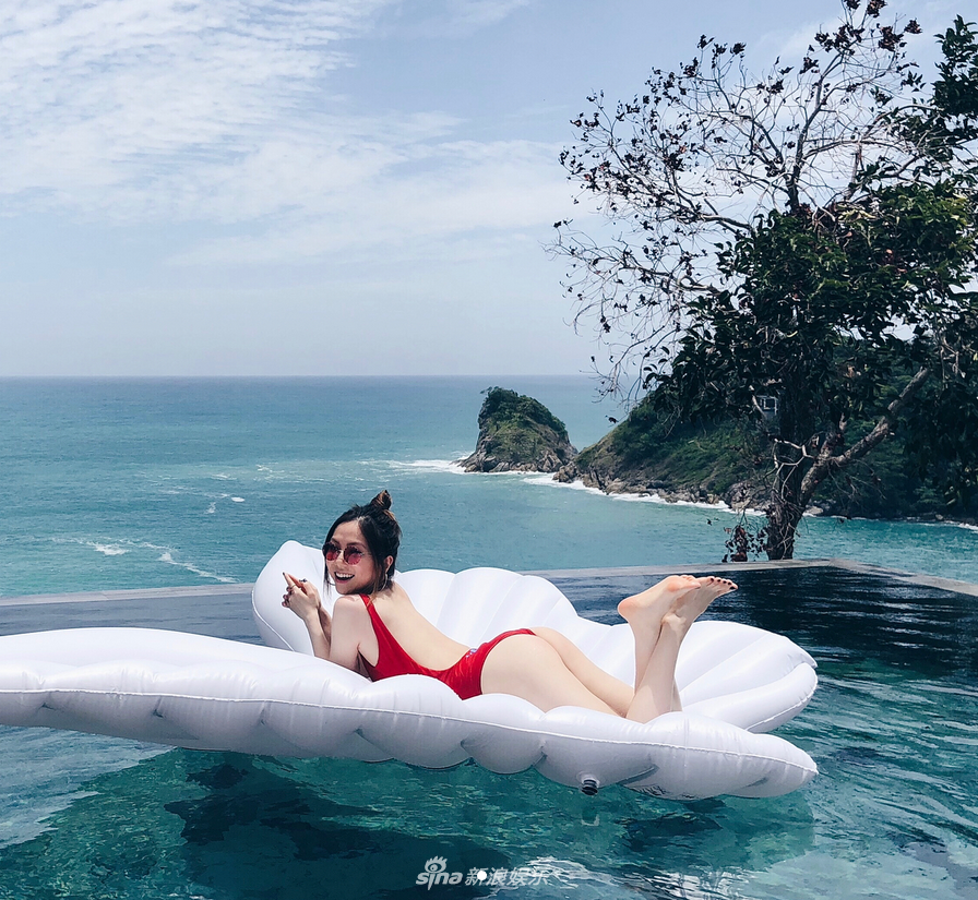 组图:邓紫棋晒性感泳装照 水中白皙美腿若隐若现