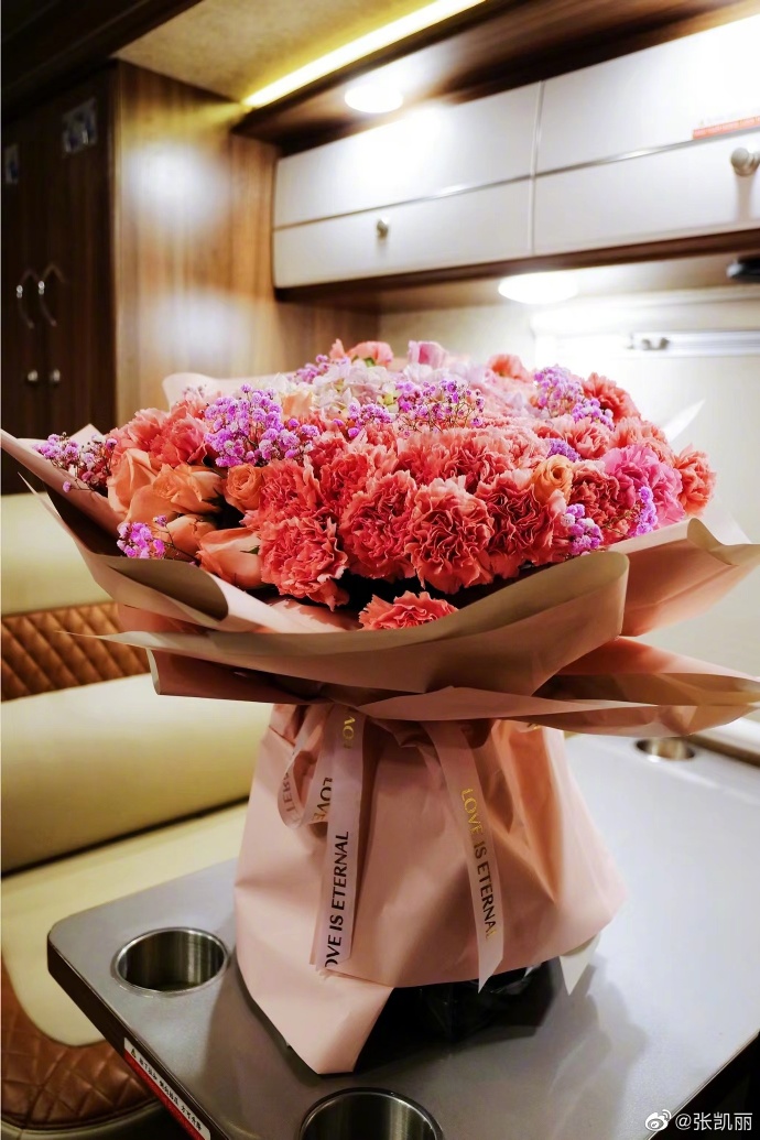 组图：张凯丽孙松新剧杀青晒合影《渴望》后31年再演夫妻