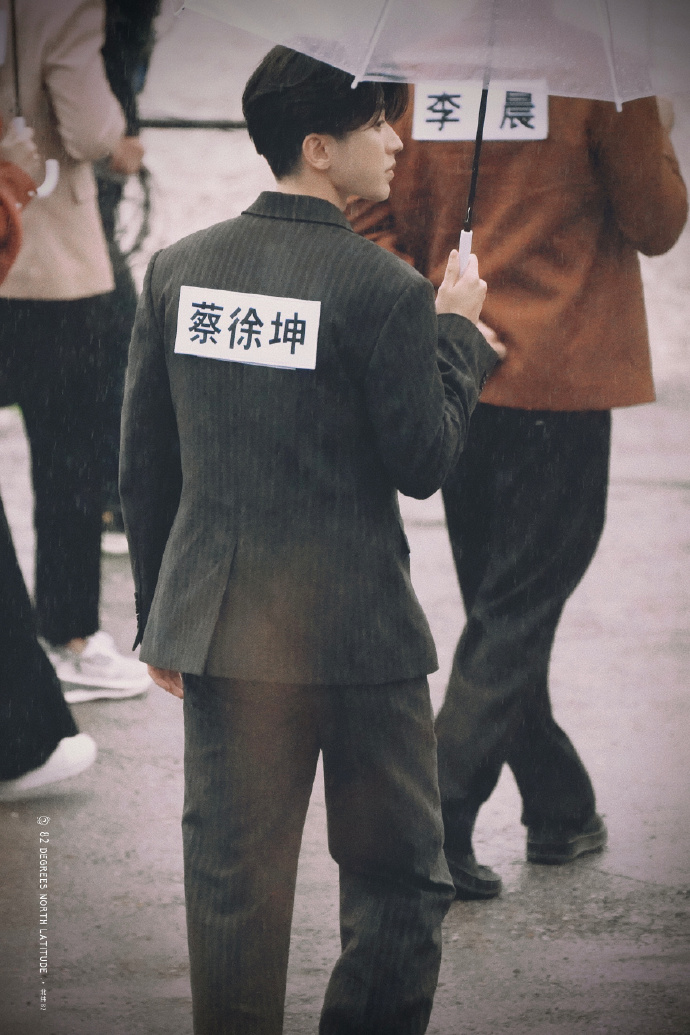 组图：蔡徐坤《奔跑吧》路透曝光被沙溢搂腰关系超好惹人羡