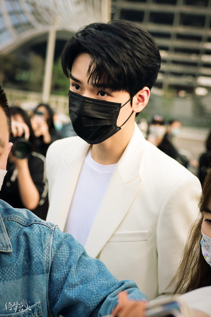 组图：龚俊《全球中文音乐榜上榜》上班路透白西装清爽