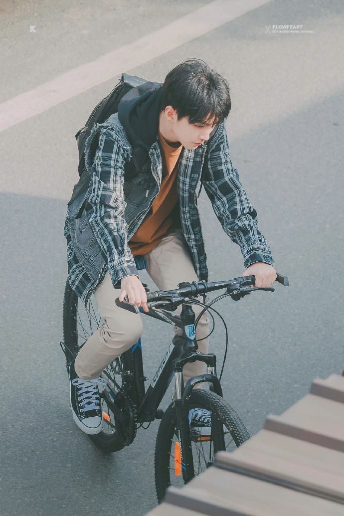 组图：漫撕男！王俊凯《重生之门》骑自行车饭拍路透曝光