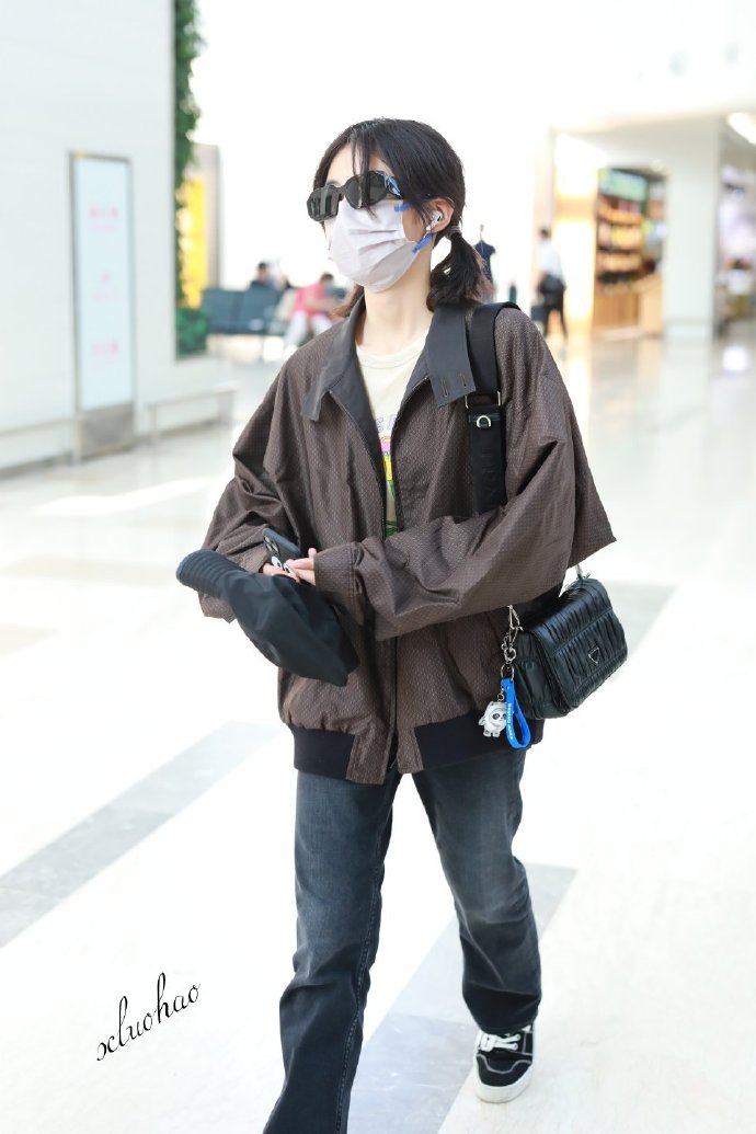 组图：张子枫最新机场饭拍图扎双马尾穿背心清新可爱第5张图片