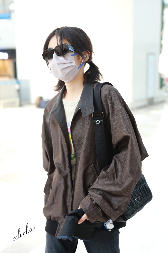 组图：张子枫最新机场饭拍图扎双马尾穿背心清新可爱第2张图片